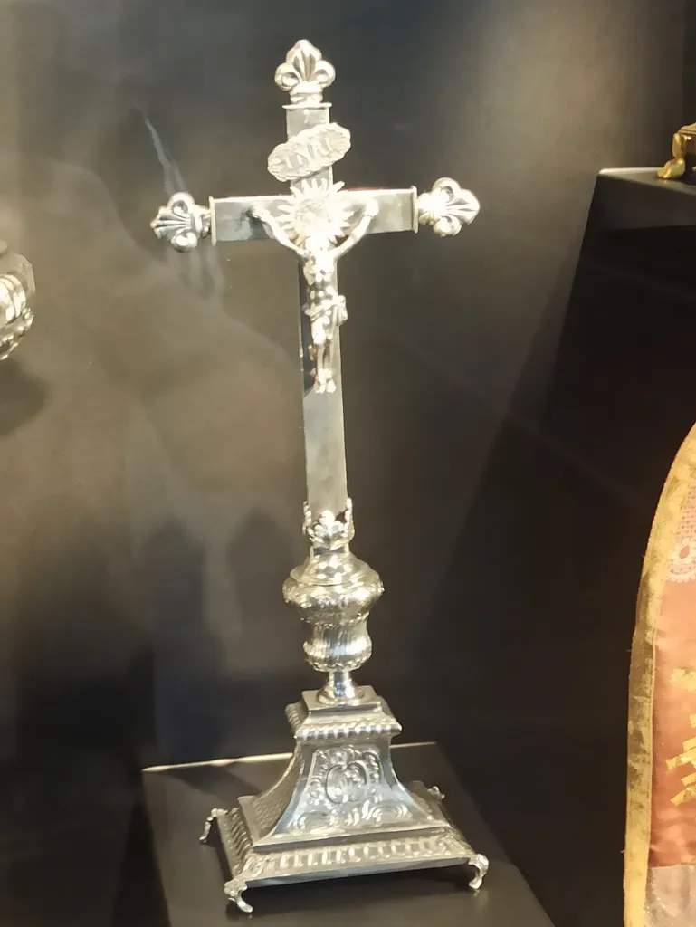 Croix d'autel de l'Église Notre-Dame-de-l'Assomption à Notre-Dame-de-Monts